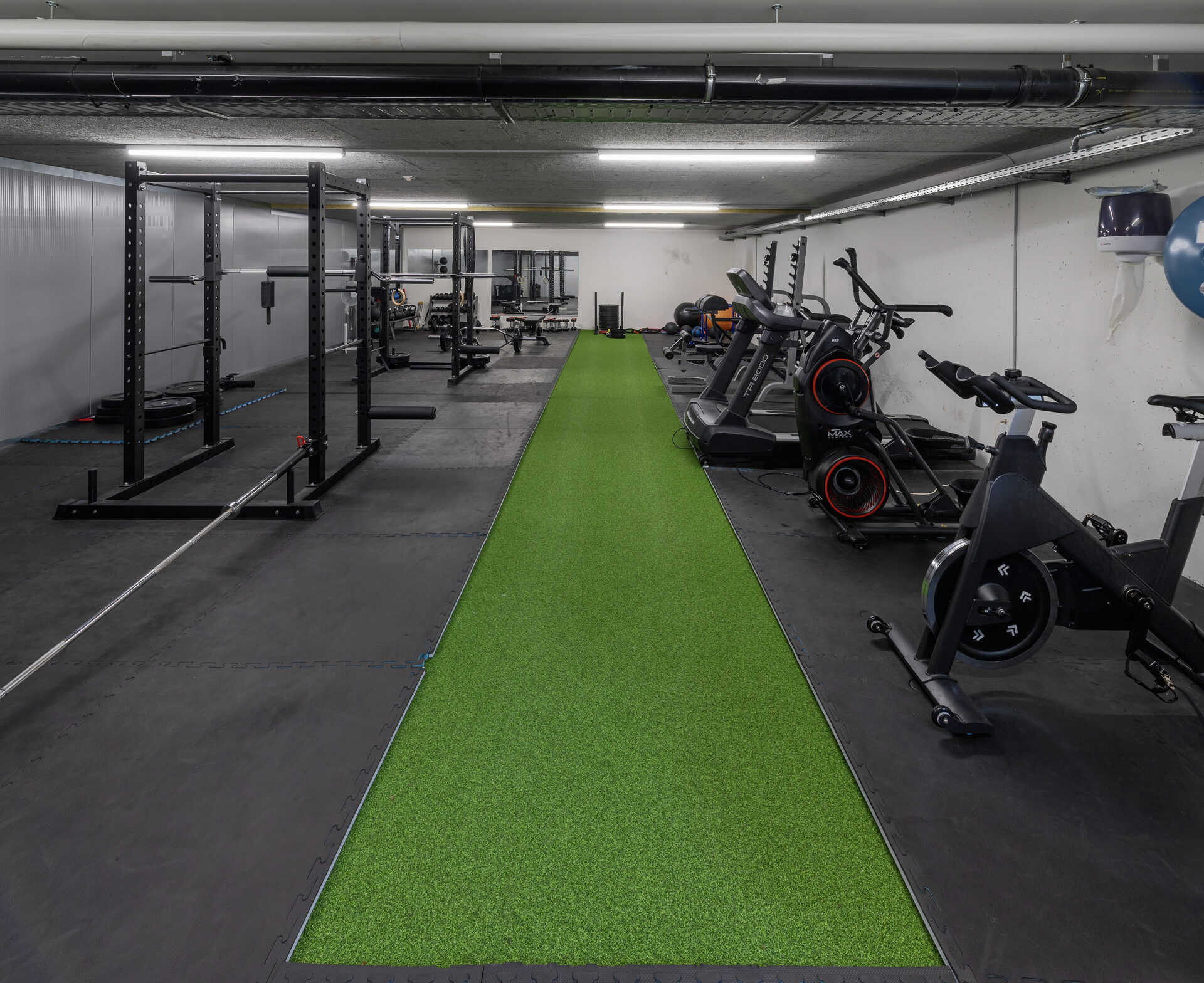 Ponsagon Fitnessraum – Functional Zone mit Sprintturf und Kraftracks