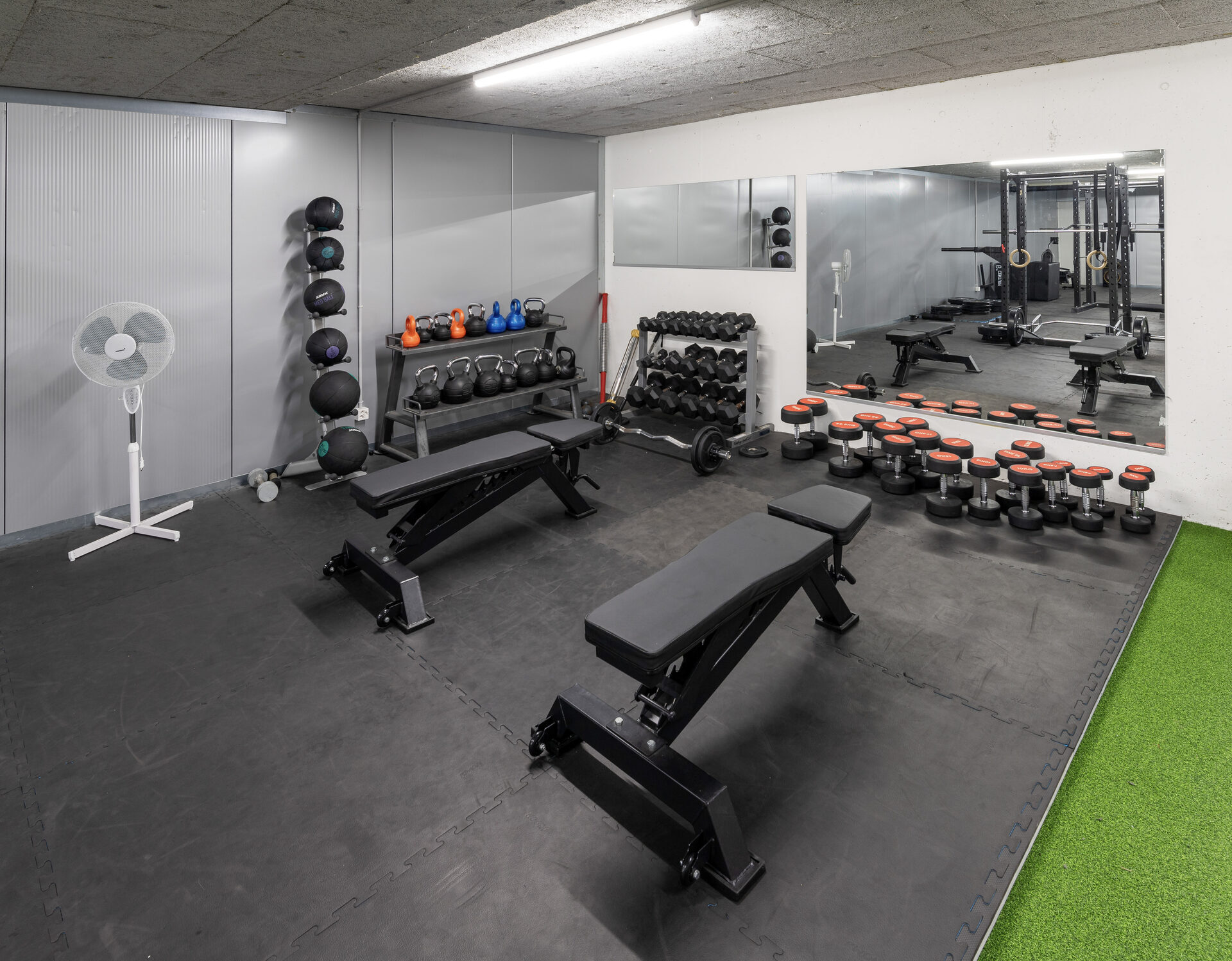 Ponsagon Fitnessraum – Kettlebells, Medizinbälle und Kurzhanteln